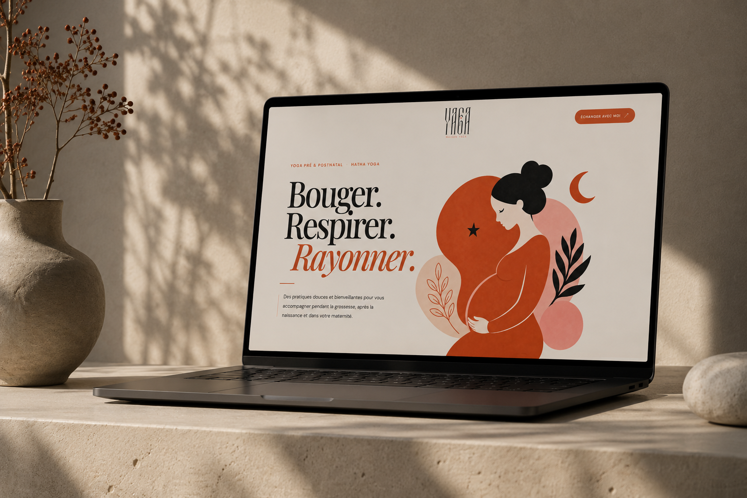 Site Maison Yaga présenté sur ordinateur portable